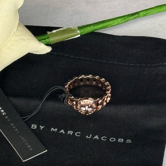 MARC by MARC JACOBS - NWT Turnlock Rose Gold Fashion Sz M/L (7-8) - Picture 4 of 7